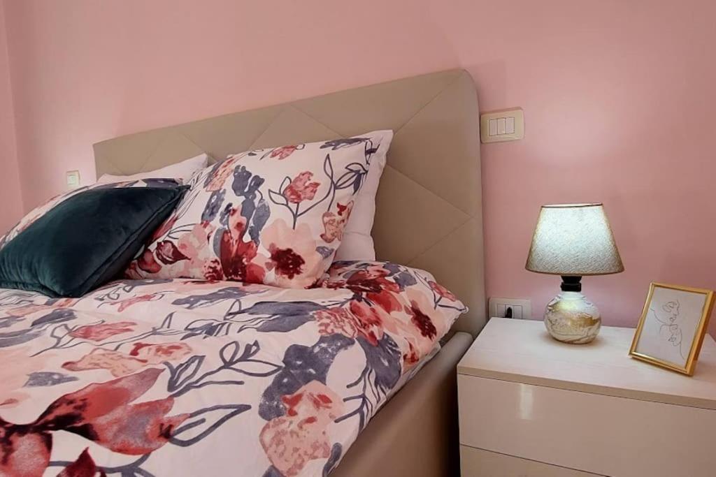 Cozy Sunlit Apartment With Scenic Balcony View ティラナ エクステリア 写真