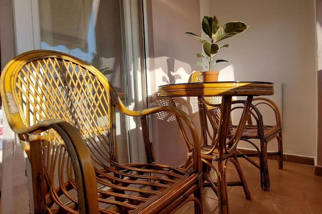 Cozy Sunlit Apartment With Scenic Balcony View ティラナ エクステリア 写真