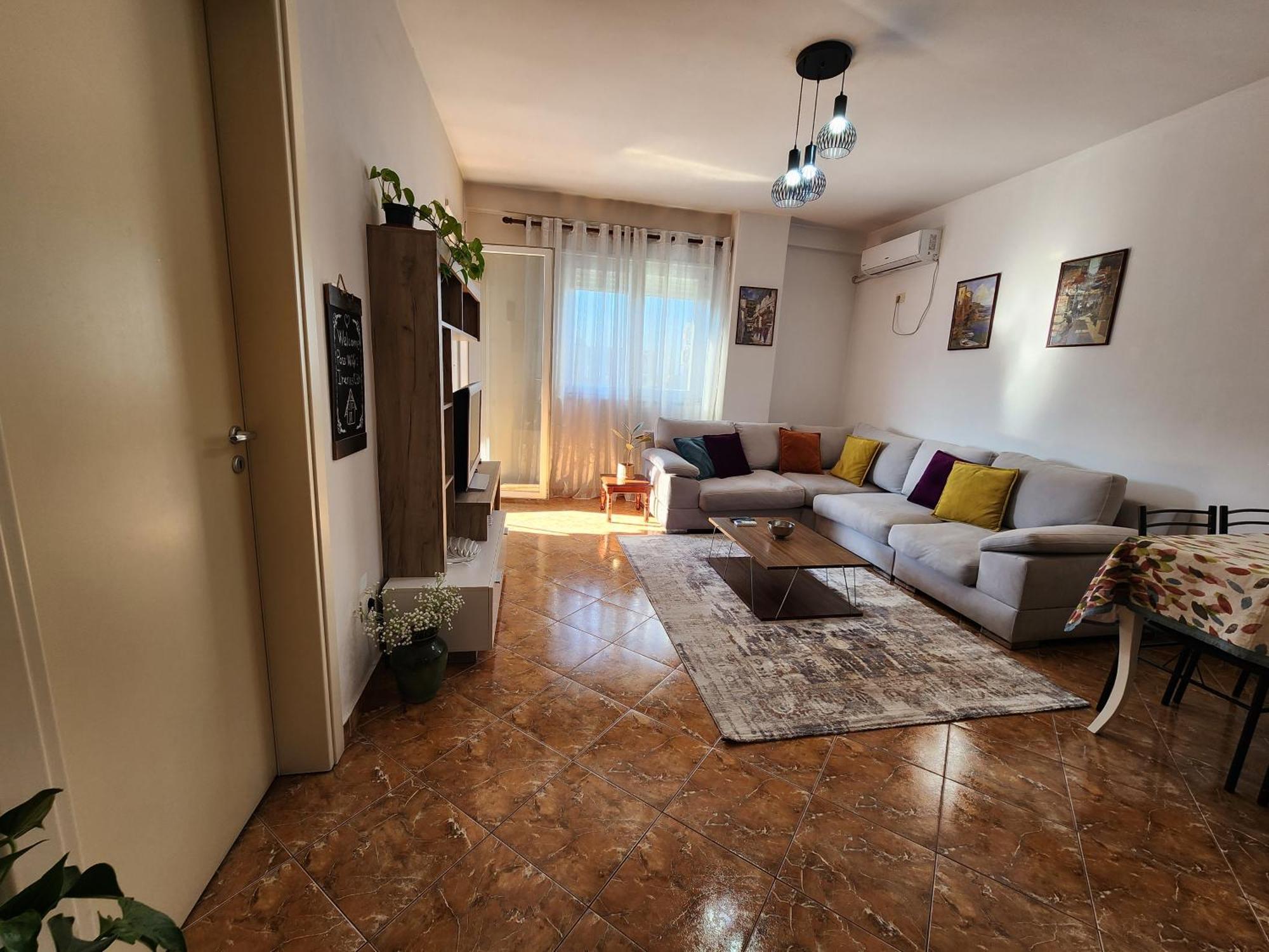 Cozy Sunlit Apartment With Scenic Balcony View ティラナ エクステリア 写真